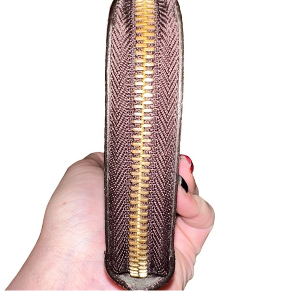 LOUIS VUITTON Wallet in Purple Patent - Picture 12 of 15